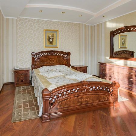 Ghostinitsa "Lina" Hotel Петропавловск Екстериор снимка